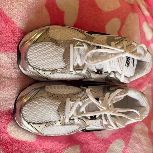 Nike women’s White and Silver Running Sneakers with Black Swoosh - Picture 5 of 6